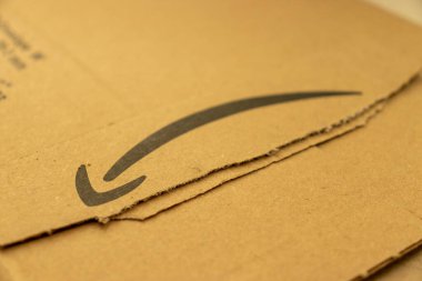 Varşova, Polonya - 2 Ekim 2022: teslim paketinde Amazon logosunu kapatın. Yeni Amazon Prime paketi