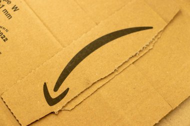 Varşova, Polonya - 2 Ekim 2022: teslim paketinde Amazon logosunu kapatın. Yeni Amazon Prime paketi