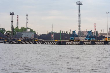 Gdansk, Polonya - 18 Haziran 2022: Gdansk 'taki Deepwater Konteyner Terminali. Büyük port vinci