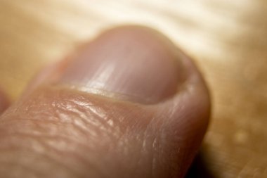 makro insan çivisi. Erkek parmağı. Vücudun insan kısmını yakından çek.