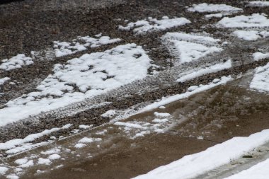 Karlı tuğla patika, yaklaş. Kış kar sahası