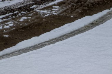 Karlı tuğla patika, yaklaş. Kış kar sahası