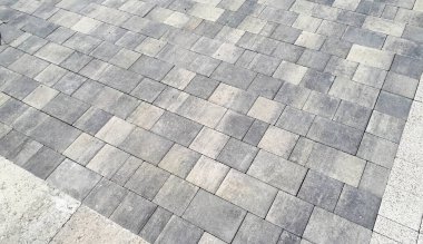 Gri kaldırım taşları. Paving yüzey yolu. Büyük gri beton tuğlalardan yapılmış doku. Tuğla taş sokak yolu - kaldırım dokusu
