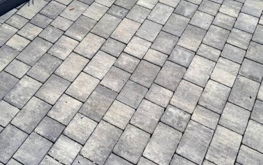 Gri kaldırım taşları. Paving yüzey yolu. Büyük gri beton tuğlalardan yapılmış doku. Tuğla taş sokak yolu - kaldırım dokusu