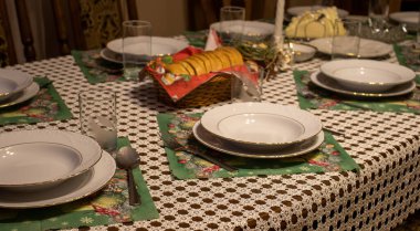 Noel yemeği için güzel bir masa. Noel zamanı oturma odasında güzel bir masa..