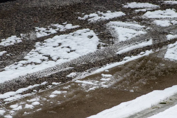 Karlı tuğla patika, yaklaş. Kış kar sahası