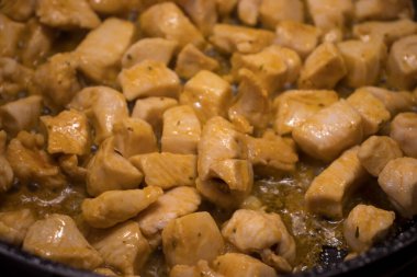 Tavada sağlıklı yiyecekler var. Tavuk yemeği. Kızarmış Et Yemeği