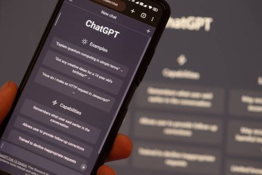 Varşova Polonya - 24 Şubat 2023: ChatGPT ekranı, yapay zeka sohbet robotu OpenAI tarafından geliştirildi.