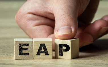 EAP İşçi Yardım Programı 'nın sembolü. Tahta küp hakkında EAP 'den haber var. Bir küp elle tutulur..