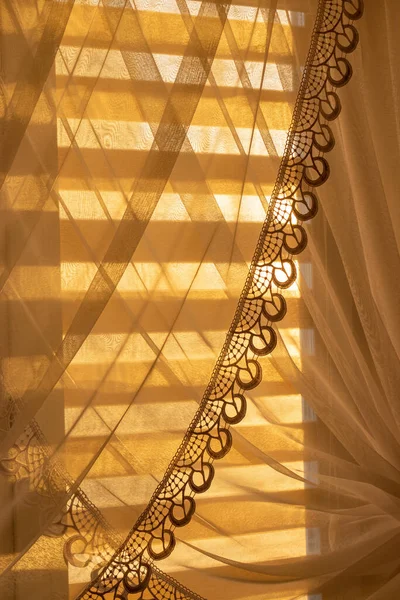 Vorhang Auf Für Den Sonnenuntergang Hauszimmer Licht Durch Transparenten Vorhang — Stockfoto