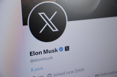 Varşova Polonya - 24 Temmuz 2023: Yeni Twitter logosu X. Elon Musk Twitter logosunu değiştirdi. Twitter logosu ekranda olan akıllı telefon.