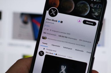 Varşova Polonya - 24 Temmuz 2023: Yeni Twitter logosu X. Elon Musk Twitter logosunu değiştirdi. Twitter logosu ekranda olan akıllı telefon.
