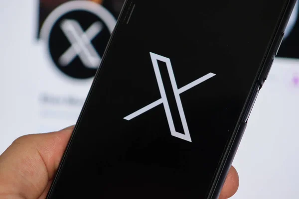 Varşova Polonya - 24 Temmuz 2023: Yeni Twitter logosu X. Elon Musk Twitter logosunu değiştirdi. Twitter logosu ekranda olan akıllı telefon.