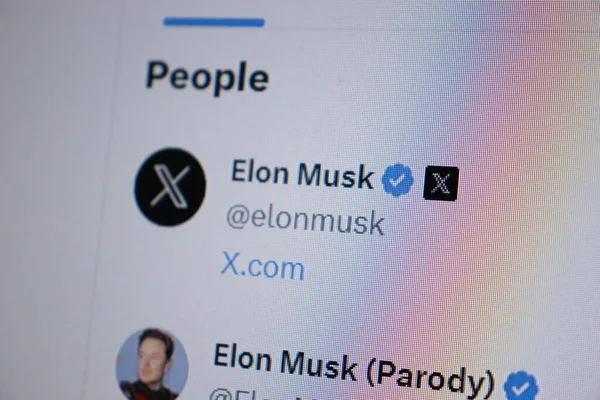 华沙波兰 2023年7月24日 新的Twitter标志X Elon Musk改变Twitter标志 屏幕上有Twitter标识的智能手机 免版税图库图片