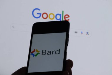 Varşova Polonya - 24 Temmuz 2023: Google Bard logosu mobil cihazda. Al sohbet robotu teknolojisi