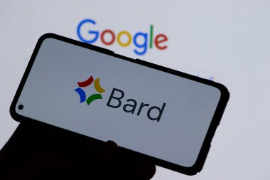Varşova Polonya - 24 Temmuz 2023: Google Bard logosu mobil cihazda. Al sohbet robotu teknolojisi