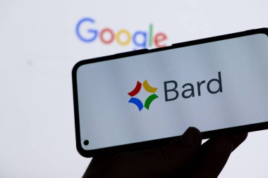 Varşova Polonya - 24 Temmuz 2023: Google Bard logosu mobil cihazda. Al sohbet robotu teknolojisi