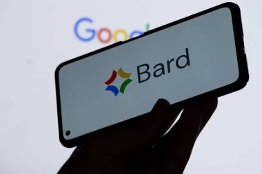 Varşova Polonya - 24 Temmuz 2023: Google Bard logosu mobil cihazda. Al sohbet robotu teknolojisi