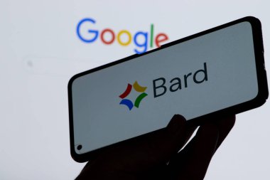 Varşova Polonya - 24 Temmuz 2023: Google Bard logosu mobil cihazda. Al sohbet robotu teknolojisi