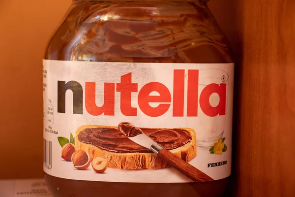 Warsawa Polandia Desember 2022 Nutella Hazelnut Menyebarkan Toples Nama Merek — Stok Foto