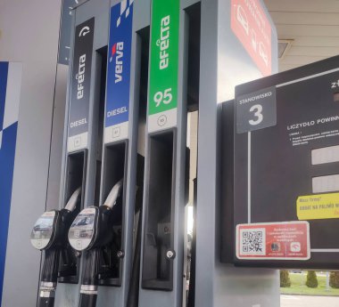 Varşova, Polonya - 22 Haziran 2023: Orlen İstasyonunda yakıt dağıtımcısı