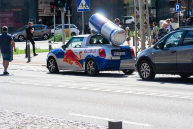 Wroclaw Polonya - 16 Haziran 2022: logolu Red Bull Mini Cooper arabası. Kırmızı boğa markalı mini fıçı ve çatıda kırmızı boğa konservesi.