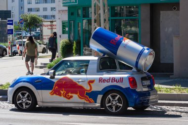 Wroclaw Polonya - 16 Haziran 2022: logolu Red Bull Mini Cooper arabası. Kırmızı boğa markalı mini fıçı ve çatıda kırmızı boğa konservesi.