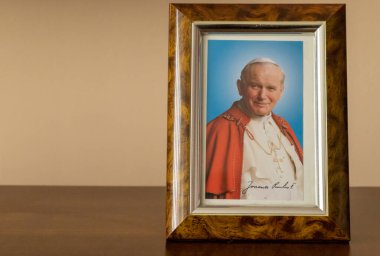 Varşova, Polonya - 22 Haziran 2023: Papa II. Polonyalı Papa 'nın resmi evdeki çekmecelerin üstünde..