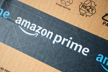 Varşova, Polonya - 1 Temmuz 2023: Amazon Prime marka amblemi karton kutunun üzerinde. Birincil Gün Kavram logosu