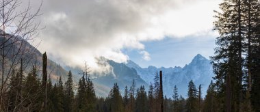 Tatra Dağlarının kışın karlı manzarası Polonya.