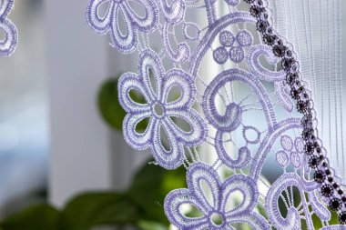 Beyaz, fırfırlı bir perdenin doğal ışıkla kapanması