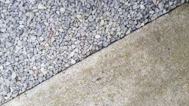 Çimento taşının yarısının yakın plan görüntüsü karmaşık çakıl detaylarını ortaya çıkarıyor..
