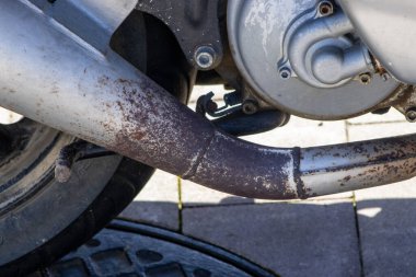 Paslı egzoz susturucusu eskimiş bir scooter 'da.
