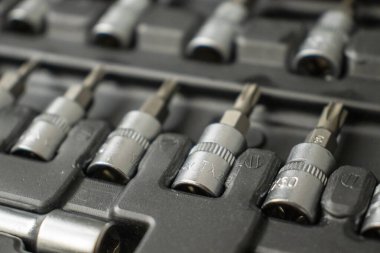Çeşitli Torx bitlerinin bir araç kutusunda düzgün bir şekilde depolanmış yakın plan görüntüsü.