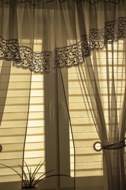 Sıcak bir odada panjurlar arasında gündüz-gece geçişi..