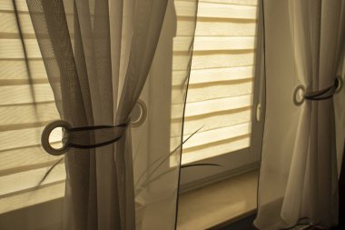 Modern kapalı kapılar bir odanın penceresinden süzülen gece ve gündüz ışıkları.