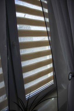 # Gece gündüz ışıldayan bir manzara # # Kapalı bir odanın kör penceresinden #.