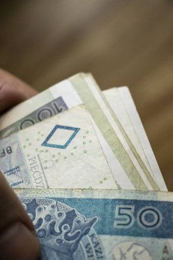 Profesyonel el, iş için hazırlanmış Polonya FLN banknotunu tutuyor..
