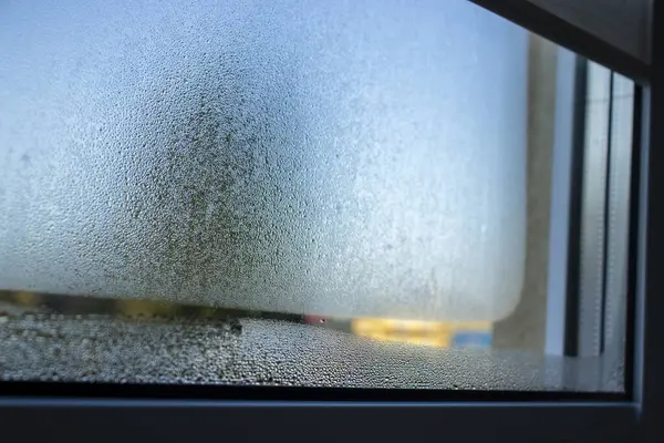 Sızdıran Pencerenin Buharlı Yoğunlaştırılmış Dokusu Olan Kapalı Çekimleri Telifsiz Stok Imajlar