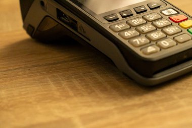 Klavyeli bir banka ödeme terminalinin yakın plan çekimi