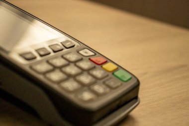 Bankacılık kavramını vurgulayan ödeme terminalinin klavyesinin kapatılması.
