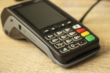 Bankacılık kavramını vurgulayan ödeme terminalinin klavyesinin yakın plan çekimi.