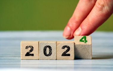 Yeni Yıl 2024 'ü canlı bir arkaplanda tahta küplerle karşılıyoruz..