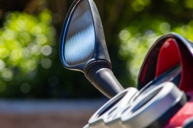 Motorlu scooter 'ın gidonuna bağlı küçük bir ayna.