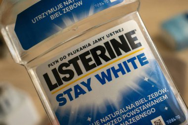Varşova, Polonya - 22 Haziran 2023: Listerine marka logo. Listerine gargara konteynırı. Listerine plastik şişe.