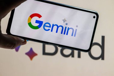 Varşova, Polonya - 14 Şubat 2024: Google 'dan Gemini AI. Bard 'dan Gemini' ye dönüş. Akıllı telefon ekranında şirket logosu var. Yapay zeka