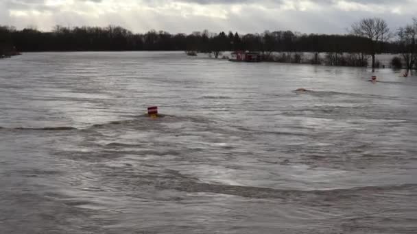关闭德国洪水泛滥的河流瀑布 — 图库视频影像