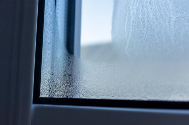 Sızdıran bir pencerenin kapalı çekimleri. Penceredeki suyu yoğunlaştır
