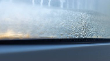 Sızdıran bir pencerenin kapalı çekimleri. Penceredeki suyu yoğunlaştır