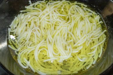 Makarnalı çorba. Erişte çorbalı çorba tabağı. Et suyu.